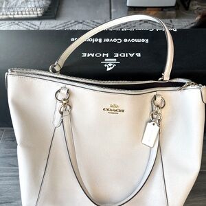 Coach cream color tote purse. Spacious to hold all the things!